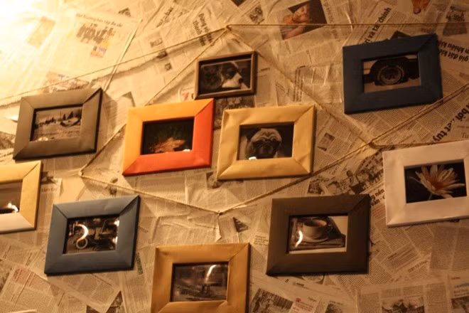 Điểm trừ của quán cà phê Sài Gòn này là không gian không có sự đầu tư như những quán khác. Bù lại, bạn sẽ cảm nhận được nguyên vẹn vẻ đơn sơ, mộc mạc.