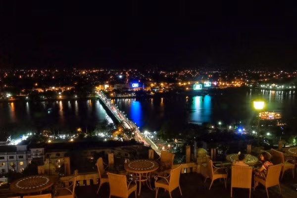 Phố Tây ở Huế nằm phía bờ nam sông Hương. Không ai nhớ tên gọi có từ lúc nào, chỉ biết từ rất lâu. Thời điểm đông vui nhất của nơi đây là khi mà đêm buông xuống. Từng nhóm du khách nước ngoài rảo bước quanh các cửa hàng lưu niệm, các quán ăn sau một ngày lang thang khám phá các di tích. Ảnh: Vietnammuslimtours.