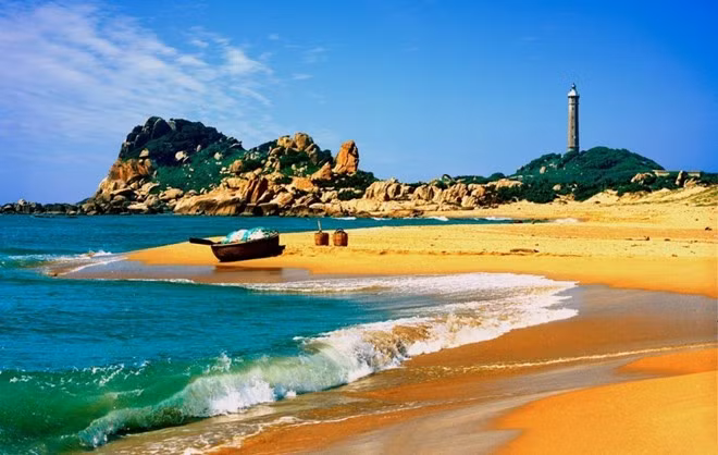 Phố Tây ở Phan Thiết nằm trong khu Hàm Tiến. Nếu đến Phan Thiết vào mùa cao điểm du lịch, bạn sẽ choáng ngợp trước những bảng hiệu với nhiều loại ngôn ngữ như Anh, Pháp, Nga, Nhật. Ảnh: Suggestkeyword.
