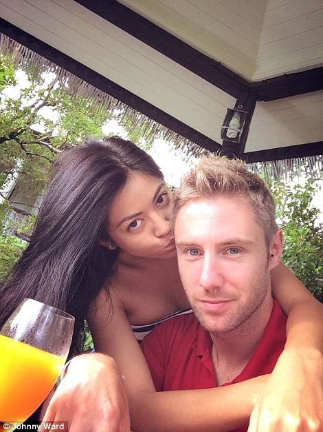 Johnny chia sẻ: “Khoảng 2/3 thời gian tôi đi du lịch một mình, còn lại là với bạn bè, độc giả, gia đình và bạn gái. Chúng tôi vừa ở Seychelles trong 2 tuần để kỷ niệm nước thứ 150 chúng tôi từng đến trong số 193 nước theo kế hoạch. Trong 3 năm qua, tôi kiếm từ 6.000-40.000 bảng Anh/tháng, trung bình 600 bảng Anh/ngày”.