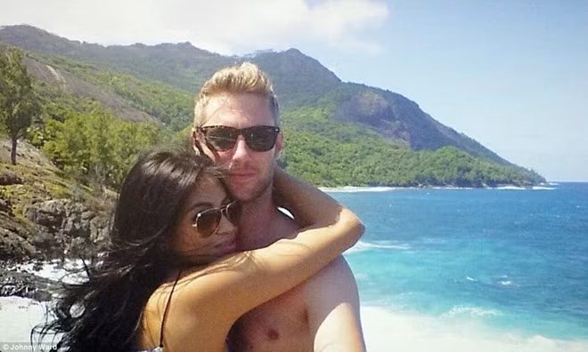 Làm việc trên laptop khiến Johnny có nhiều thời gian cho các hoạt động khác trên hành trình của mình. Bạn đồng hành của anh chính là người bạn gái, một tiếp viên hàng không anh gặp ở Thái Lan.