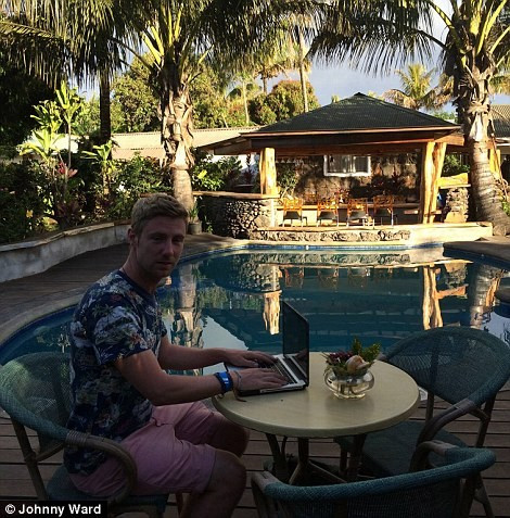 Khi trang web bắt đầu thành công, Johnny kiếm được 4.000 bảng Anh mỗi tháng. Anh quyết định mở công ty và quản lý hơn 200 trang web.