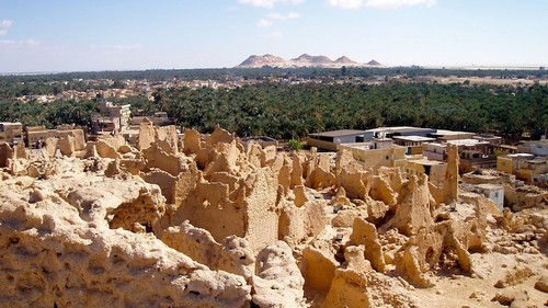 Siwa Oasis, Ai Cập: 'Siwa' có nghĩa là người bảo vệ chúa mặt trời Ai Cập- Amon-Ra. Ốc đảo được biết đến với ngôi đền Hy Lạp Oracle thờ chúa chúa mặt trời Ai Cập - Amon-Ra và đã được vua Alexander Đại Đế ghé thăm một lần. Ốc đảo Siwa cũng tự hào với hồ bơi, nơi mà nữ hoàng Cleopatra đã tắm theo như truyền thuyết kể lại.