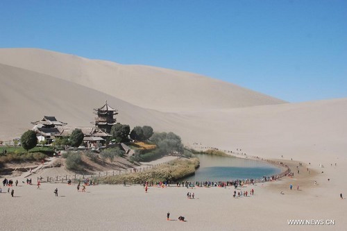 Crescent Lake, Trung Quốc: Một ốc đảo cổ xưa nổi tiếng là nơi dành cho những người buôn bán trên con đường tơ lụa nghỉ ngơi, thư giãn dưới ánh mặt trời thiêu đốt ở phía nam của thành phố Đôn Hoàng, Trung Quốc của sa mạc Gobi. Ở đây người ta có thể thu thập các món quà lưu niệm và tận hưởng chuyến cưỡi lạc đà trong sa mạc.