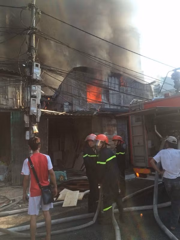 Cháy xuỏng gõ ỏ Hà Nọi, 10 xe cúu hỏa duọc dièu dọng-Hinh-3