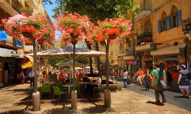 Phố Ben Yehuda, Jerusalem, Israel: Tuyến phố này cấm xe một phần từ những năm 1980, tới nay đã trở thành trung tâm thương mại nhộn nhịp và điểm đến yêu thích của nhiều du khách. Bạn có thể ăn trưa ở các nhà hàng, mua sắm quà lưu niệm, thưởng thức âm nhạc đường phố... Ảnh: Itraveljerusalem.