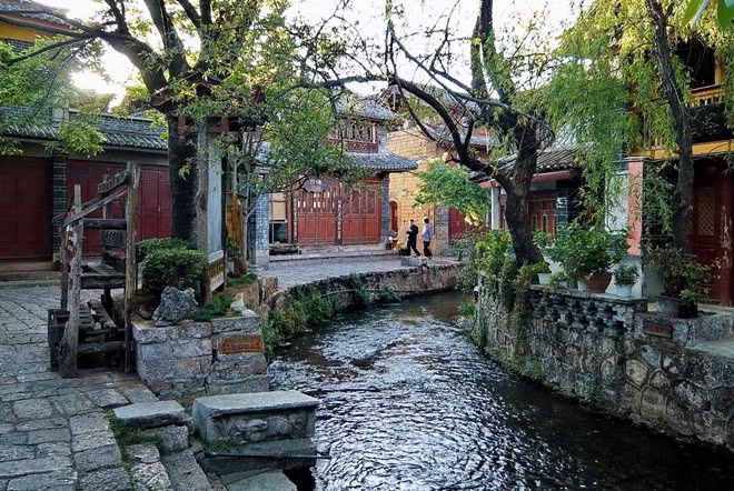 Đại Nghiên cổ trấn, Lệ Giang, Trung Quốc: Được mệnh danh là “Venice của phương Đông”, khu đô thị cổ của Lệ Giang với các con đường rải đá, những cây cầu và mạng lưới kênh rạch len lỏi giữa dãy phố mang đậm vẻ đẹp của những ngày xưa cũ. Các phương tiện có động cơ không được phép vào khu vực này. Ảnh: Allpointseast.