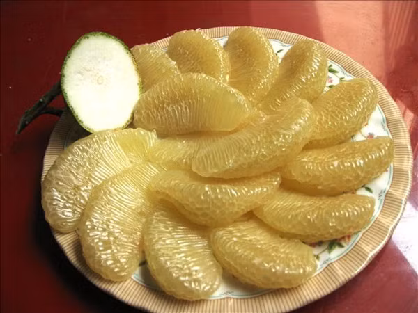 Việc dùng bưởi thì tốt cho cơ thể, ai cũng biết, nhưng trong bưởi có chất acid citric rất cao (khoảng 14-15%. Vì thế, ăn vào buổi sáng lúc bụng đang đói, chất acid có thể sẽ làm tổn hại cho dạ dày của bạn. Tốt nhất nên ăn bưởi sau khi ăn cơm sẽ giúp cho việc tiêu hóa được tốt hơn, đồng thời cũng cải thiện tình trạng cao cholesterol của cơ thể.