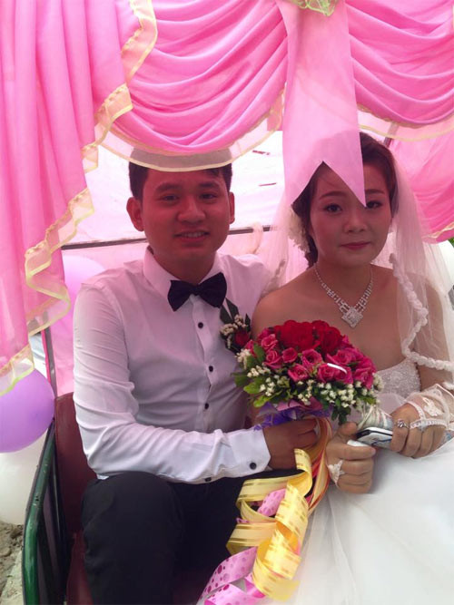 Cô dâu chú rể hạnh phúc trong đám cưới.