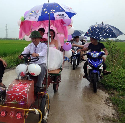Quốc Việt cho biết thêm, chiếc xe dâu này ở Diễn Châu - Nghệ An gọi là "xe mui trần", được chế bằng bánh xe kiến an và gắn mô tơ: "Chiếc "mui trần" này có thể điều khiển tiến, lùi, đi nhanh, chậm, phanh, còi như bất cứ xe mô tô khác".