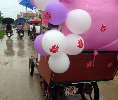 Được biết, chiếc xe dâu này là của một người anh trong xóm chế để chở trẻ em đi chơi. Chú rể thấy độc đáo nên đề nghị mượn xe để rước dâu và chủ xe rất vui vẻ, sẵn sàng lái xe cưới cho Anh Tuấn - Vy Oanh trong đám cưới. Quốc Việt cho hay, vì chiếc xe dâu độc đáo nên dù hôm đó trời mưa rất to nhưng người dân khắp xã vẫn ra đường xem rất đông, trẻ con thì chạy theo reo hò vui vẻ.