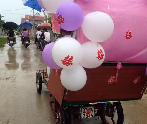 Được biết, chiếc xe dâu này là của một người anh trong xóm chế để chở trẻ em đi chơi. Chú rể thấy độc đáo nên đề nghị mượn xe để rước dâu và chủ xe rất vui vẻ, sẵn sàng lái xe cưới cho Anh Tuấn - Vy Oanh trong đám cưới. Quốc Việt cho hay, vì chiếc xe dâu độc đáo nên dù hôm đó trời mưa rất to nhưng người dân khắp xã vẫn ra đường xem rất đông, trẻ con thì chạy theo reo hò vui vẻ.