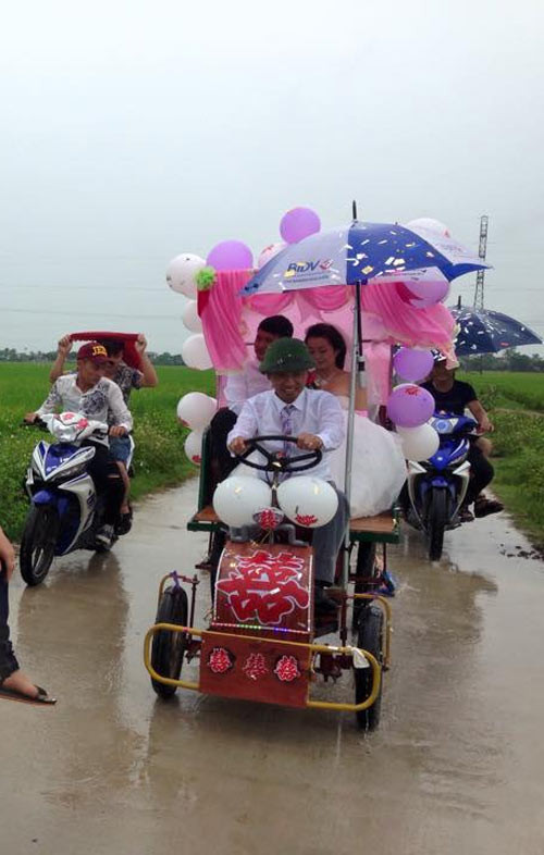 Chia sẻ với chúng tôi, bạn Quốc Việt, người chụp những bức ảnh này cho biết, đây là những hình ảnh của đám cưới chú rể Anh Tuấn (sinh năm 1995) và cô dâu Vy Oanh (sinh năm 1996) đều ở Diễn Xuân, Diễn Châu, Nghệ An. Đám cưới được tổ chức vào ngày 31/7 vừa qua.