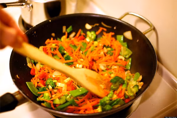 Vì thế, khi phát hiện mình bị ung thư phổi, bà và gia đình không hiểu nguyên nhân từ đâu mà bà lại mắc căn bệnh đó. Khi được hỏi, bà Tay cho biết công việc chính của bà là nấu ăn và thường xuyên đứng nấu thức ăn nên luôn hít phải khói bếp và các thực phẩm bốc hơi khi nấu.