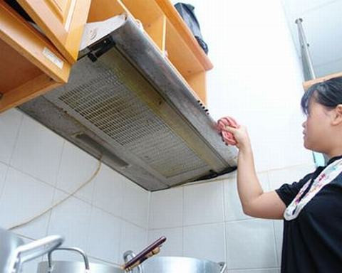 Các bà nội trợ nên thường xuyên vệ sinh bếp và hút mùi để ngăn khí độc tích tụ.