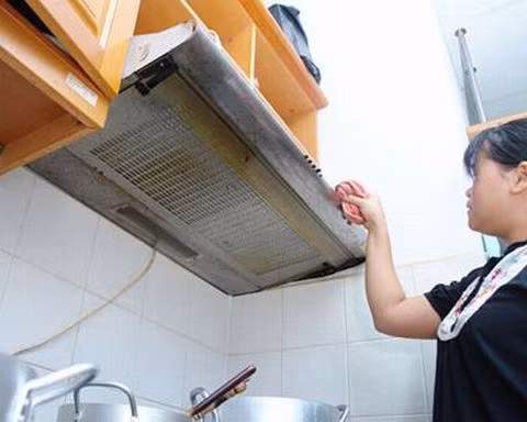 Các bà nội trợ nên thường xuyên vệ sinh bếp và hút mùi để ngăn khí độc tích tụ.