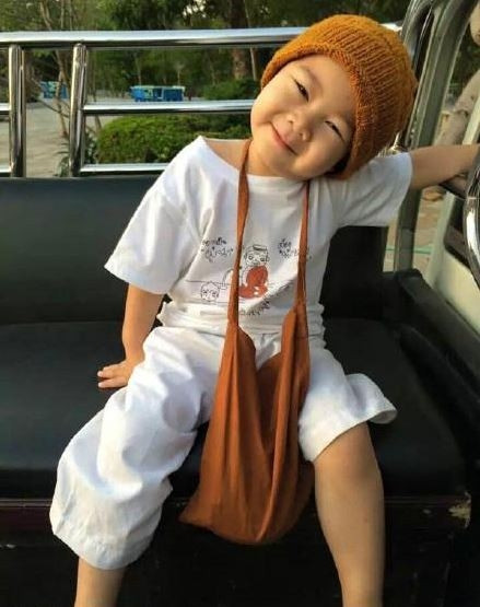 Vẻ mặt ngộ nghĩnh, đáng yêu của chú bé rất được cư dân mạng yêu thích.