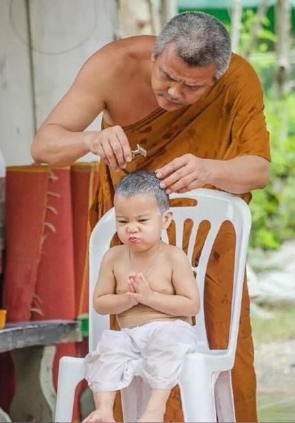 Chỉ mới ít tuổi mà đã có thể thu hút được nhiều người như vậy cũng coi là một kiểu tu hành để mở rộng phật pháp đến mọi người.