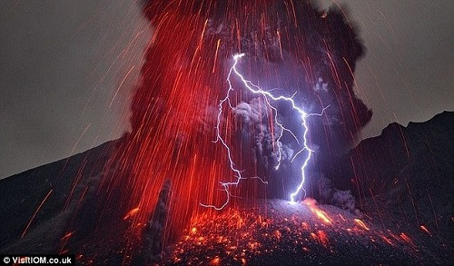 Sét núi lửa : Các nhà khoa học chưa thể giải thích được vì sao sét lại xuất hiện khi núi lửa phun trào. Họ cho rằng những phân tử tro được sạc điện phụt ra trong quá trình núi lửa hoạt động đã phản ứng với không khí để tạo ra những tia sáng trắng như thế.