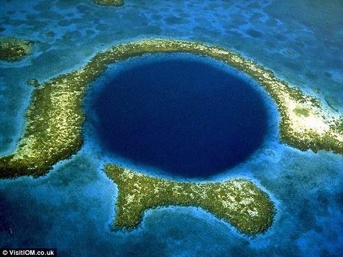 Hố xanh khổng lồ: Là một trong những hố đại dương rộng nhất thế giới, Great Blue Hole rộng gần 304 m, sâu 122 m. Hố có vách đá ngầm phát sáng nhờ cát và san hô, trong khi nước màu xanh thẫm.