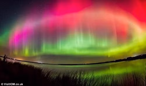 Cực quang: Trong thiên văn học, cực quang là một hiện tượng quang học được đặc trưng bởi sự thể hiện đầy màu sắc của ánh sáng trên bầu trời về đêm, được sinh ra do sự tương tác của các hạt mang điện tích từ gió mặt trời với tầng khí quyển bên trên của hành tinh. Các cực quang mạnh nhất thường diễn ra sau sự phun trào hàng loạt của Mặt Trời. Các dải sáng này liên tục chuyển động và thay đổi làm cho chúng trông giống như những dải lụa màu trên bầu trời. Đây có thể coi là một trong những hình ảnh đẹp của tự nhiên.