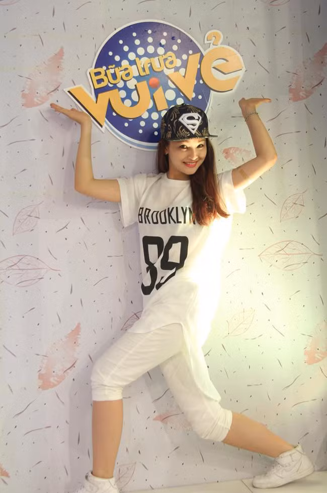 Mù Tạt nhí nhảnh chụp ảnh tại trường quay.