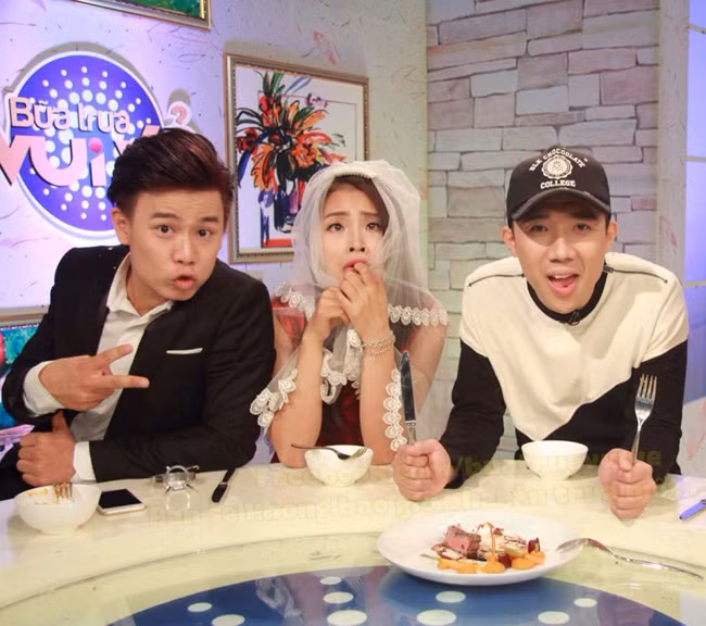 Biểu cảm vô cùng đáng yêu với bạn diễn và khách mời Trấn Thành.