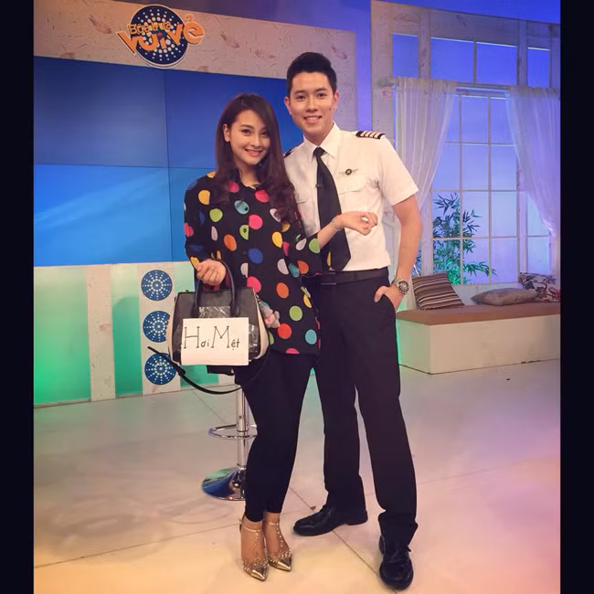 Mù Tạt bên anh chàng đẹp trai Nguyễn Quang Đạt là "Cơ trưởng trẻ nhất Việt Nam".