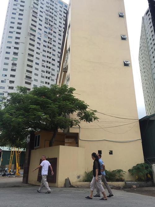 Nam thanh nien nhay tu tang 6 xuong dat o Ha Noi