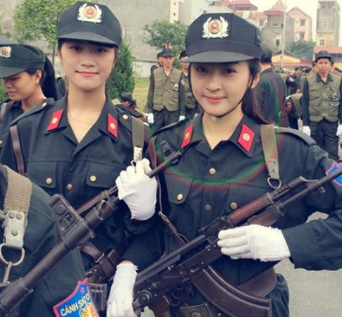 Khánh Ly hiện đang là sinh viên năm 2 chuyên ngành Cảnh sát bảo vệ mục tiêu, trường Trung cấp Cảnh sát vũ trang.