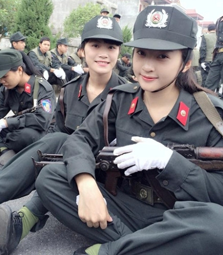 Trong trang phục cảnh sát cơ động, hình ảnh xinh xắn, dễ thương của Khánh Ly tạo nên cơn sốt mạng thời gian qua. Cô bạn này có tên đầy đủ, Nguyễn Khánh Ly, sinh năm 1995, đến từ Lạng Sơn.