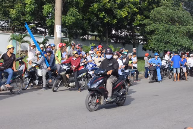 Mot nguoi phu nu chet tham duoi gam xe container-Hinh-2