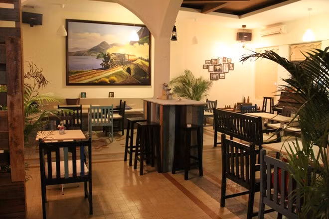 Café de la Gare (Cà phê Nhà ga) tọa lạc trong một chung cư cũ trên đường Nguyễn Trãi, Q.1 với điểm nhấn của quán là một bức tranh rất lớn vẽ cảnh đoàn tàu lửa chuẩn bị vào ga, đồng nghĩa, một hành trình cũ sắp kết thúc và hành trình mới lại bắt đầu. Ảnh: de la Gare.