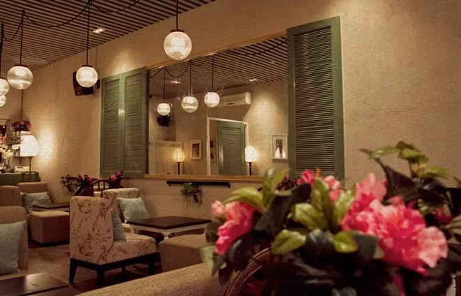 Loft Cafe (Nguyễn Công Trứ, quận 1) có những tấm gương thiết kế khéo léo cùng nghệ thuật tương phản và đánh lừa thị giác đến những cách cửa gỗ, những chậu hoa nhỏ xinh. Ảnh: Loft.