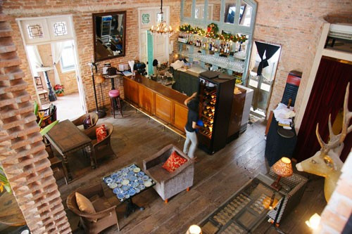 Cà phê Cửa sổ mặt trời (Lý Tự Trong, quận 1) sang trọng, tinh tế với nội thất ghế mây, sàn gỗ, đèn chùm. Quán cà phê kiểu Pháp này có những cánh cửa sổ rộng mở đón ánh nắng của ngày mới ngập tràn. Ảnh: Le Fenetre Soleil.