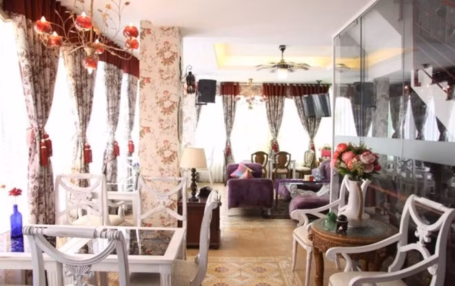 Cafe Jolie (Sư Vạn Hạnh, P.13, Q.10): Quán cà phê này có những chiếc lọ cao cổ đủ màu, những bức tranh cổ điển, hệ thống đèn mang đến cho bạn cảm giác như bạn đang thoát khỏi cuộc sống thực để bước vào một thế giới thần tiên. Ảnh: Jolie.