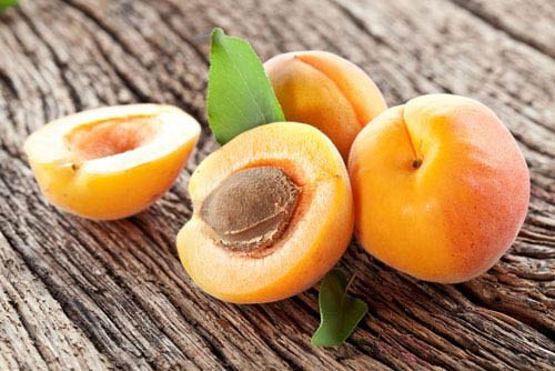Mận mơ: Mận mơ giàu chất xơ, vitamin C và sắt.