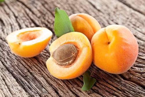 Mận mơ: Mận mơ giàu chất xơ, vitamin C và sắt.