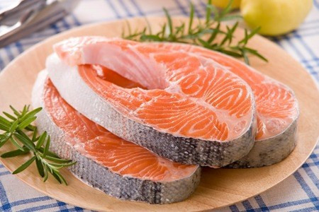 Hải sản: mỡ cá không chỉ giàu omega 3 mà còn nhiều chất sắt, đặc biệt là cá xacđin, cá thu, cá hồi.