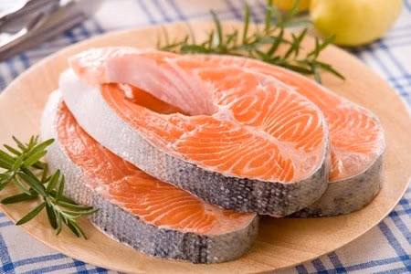 Hải sản: mỡ cá không chỉ giàu omega 3 mà còn nhiều chất sắt, đặc biệt là cá xacđin, cá thu, cá hồi.