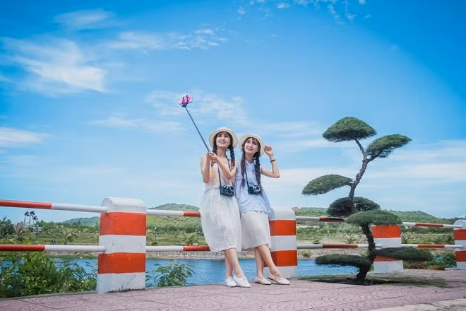 Nhân vật chính trong các bức hình là cặp song sinh Hải Phòng Nguyễn Thảo Vân và Nguyễn Thảo Vy, cùng sinh ngày 26/5/1996. Hai chị em là cựu học sinh trường THPT Hàng Hải, Hải Phòng.