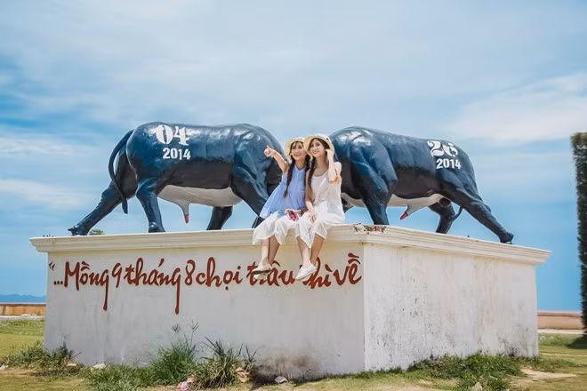 Trong những năm tháng học cấp 3, cặp song sinh đều có thành tích học tập tốt. Thảo Vân từng là bí thư và lớp trưởng, còn Thảo Vy thường xuyên tham gia các hoạt động văn nghệ tại trường.