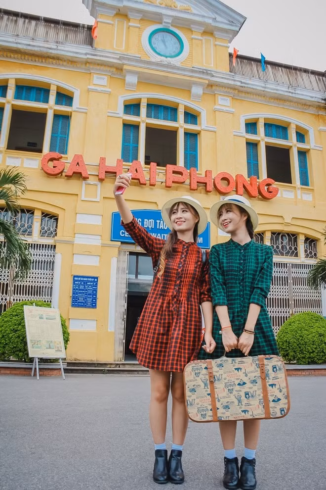 Thảo Vy cho cho biết: “Đây là bộ ảnh với ý tưởng "check-in", được chụp tại một số địa điểm nổi tiếng tại Hải Phòng như Hòn Dấu resort, Đồ Sơn, ga Hải Phòng, quảng trường nhà hát thành phố và vườn hoa Kim Đồng. Mình và Vân phải mất 2 ngày để hoàn thành các bức hình. May mắn trong lúc chụp, thời tiết khá thuận lợi".