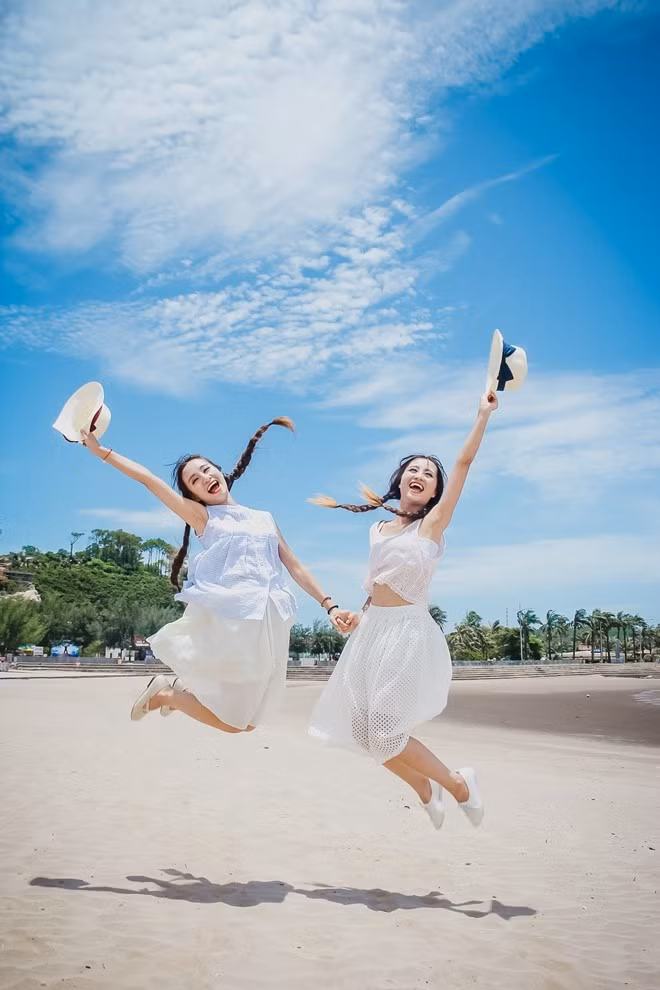 Cả Vân và Vy đều tóc xoăn khá lạ mắt nên ở trường, họ thường được bạn bè gọi là “hai chị em mì sợi”.