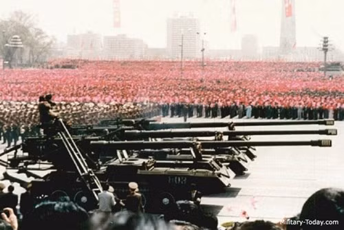 Dựa trên M1978 Koksan, cuối những năm 1980 Triều Tiên nâng cấp lên biến thể pháo tự hành M1989 cỡ 170 mm. Đây là loại pháo hạng nặng nổi tiếng của nước này, có thể bắn tới thủ đô Seoul của Hàn Quốc từ phía bắc khu phi quân sự (DMZ) chia ranh giới hai miền Triều Tiên. M1989 dùng khung thân xe bánh xích cải tiến cho phép chứa 12 viên đạn. Hệ thống pháo trang bị pháo cỡ nòng 170 mm đạt tầm bắn 40-60 km. Ảnh: Military Today.