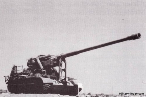 Loại pháo Koksan do Triều Tiên phát triển. Nó được đặt trên khung gầm xe tăng Type-59 của Trung Quốc. Loại pháo này có tốc độ bắn rất chậm, khoảng một phát trong 5 phút, nhưng có tầm bắn rất xa, lên đến 60 km với đạn pháo tăng tầm. Theo các số liệu không chính thức, Triều Tiên có khoảng 500 khẩu pháo “quái vật” M1978. Ảnh: Military Today.