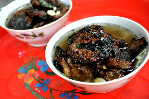 Bún chả gồm thịt miếng hoặc thịt viên tẩm gia vị đậm đà, nướng chín thơm trên than hoa, ăn cùng bún rối, nước chấm chua ngọt, rau sống. Ảnh: Hoàng Nhi.