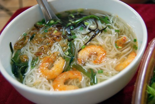 Bún tôm là món ăn đặc trưng của ẩm thực Hải Phòng. Nguyên liệu chủ đạo của món ăn là bún và tôm. Rau ăn kèm thường là rau cần, rau cải xanh, mộc nhĩ, nấm hương, thì là, hành lá. Ảnh: Hoàng Nhi.