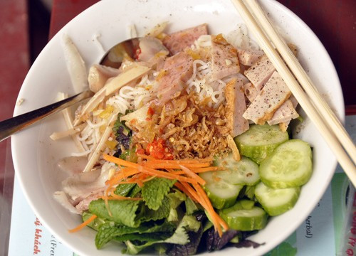 Bún mắm nêm đặc sản bình dân bạn có thể tìm ăn ở bất cứ đâu ở Đà Nẵng. Món ăn có 2 thành phần chính là bún và mắm ăn cùng rau sống, đậu phụng rang, thịt heo quay hoặc heo luộc. Ảnh: Hoàng Nhi.