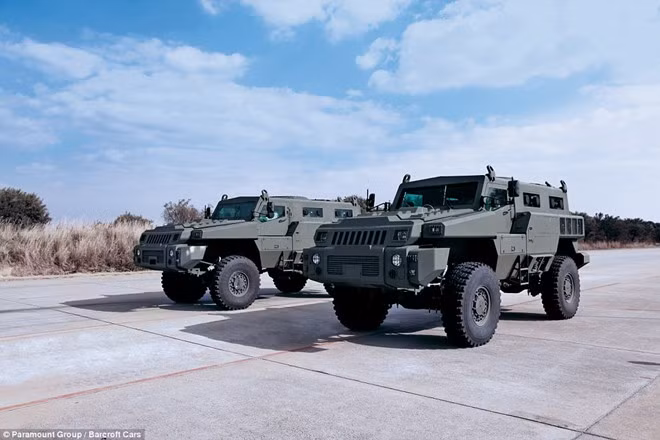 Marauder có thể chở theo 10 người, bao gồm một người lái xe, một người chỉ huy và 8 binh sĩ. Ghế trên xe có thể hấp thu áp lực từ vụ nổ mìn. Người lái xe và sĩ quan chỉ huy ngồi ở hai ghế trước, còn 8 binh sĩ ngồi ở phía sau.